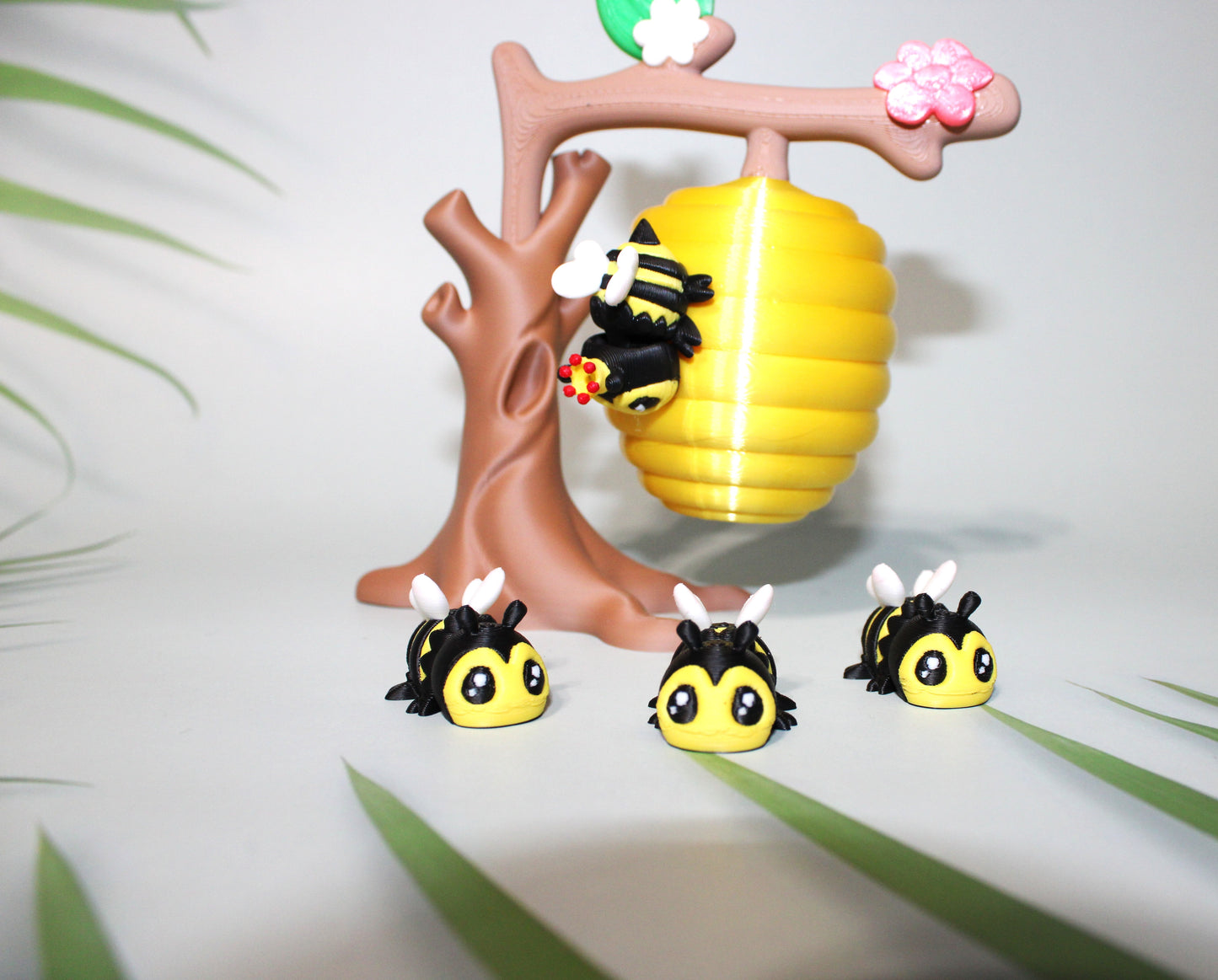 Magnetic Beehive-Includes 1 Queen, and 3 Bees-3D Printed Articulated Flexi Fidget Figurine - Wonderland 3D Printing
