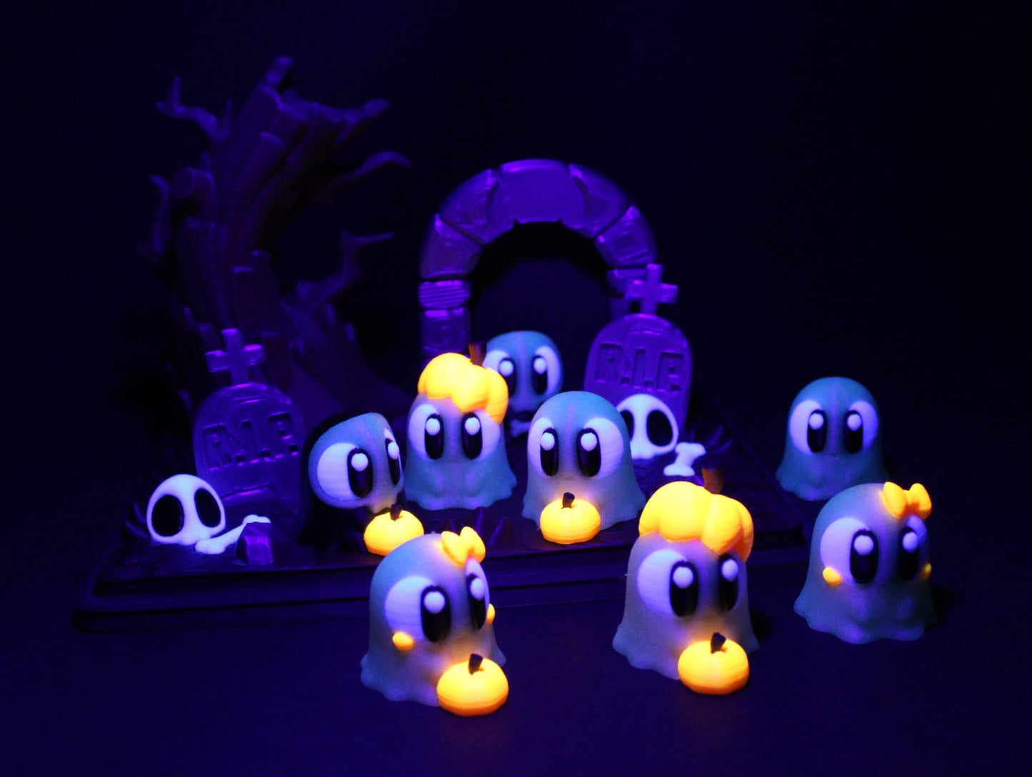 Mini Ghost and Graveyard Showcase-Includes 7 mini-Ghost-3D Printed Flexi Fidget Toy - Wonderland 3D Printing