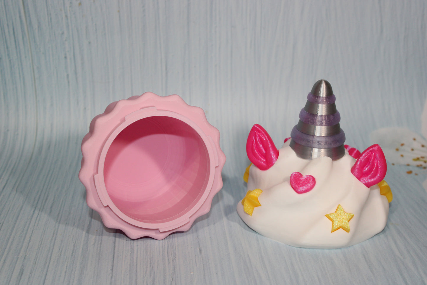 3D-printed Unicorn Cupcake container comes with 2 Unicorn clickers - Wonderland 3D Printing 