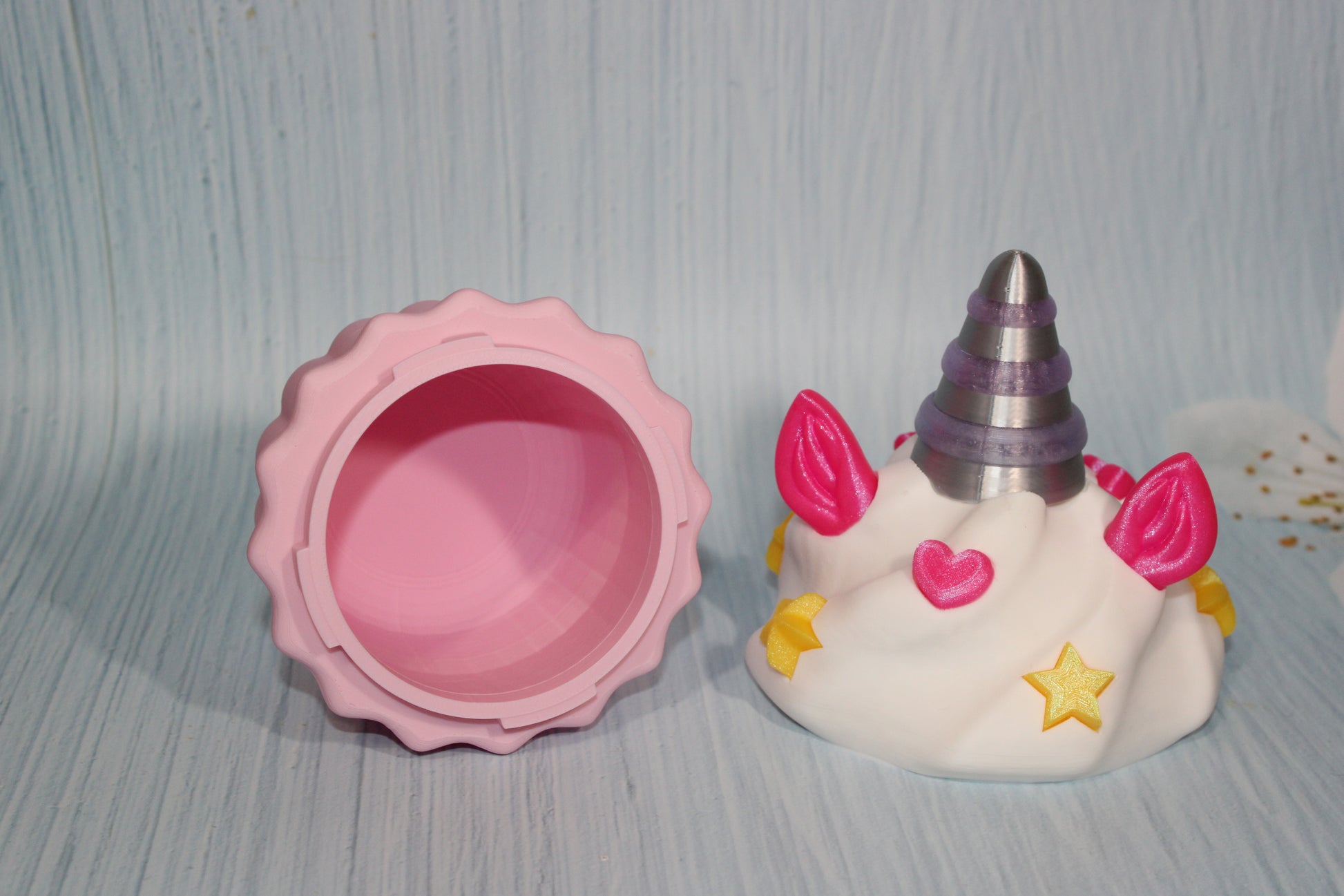 3D-printed Unicorn Cupcake container comes with 2 Unicorn clickers - Wonderland 3D Printing 