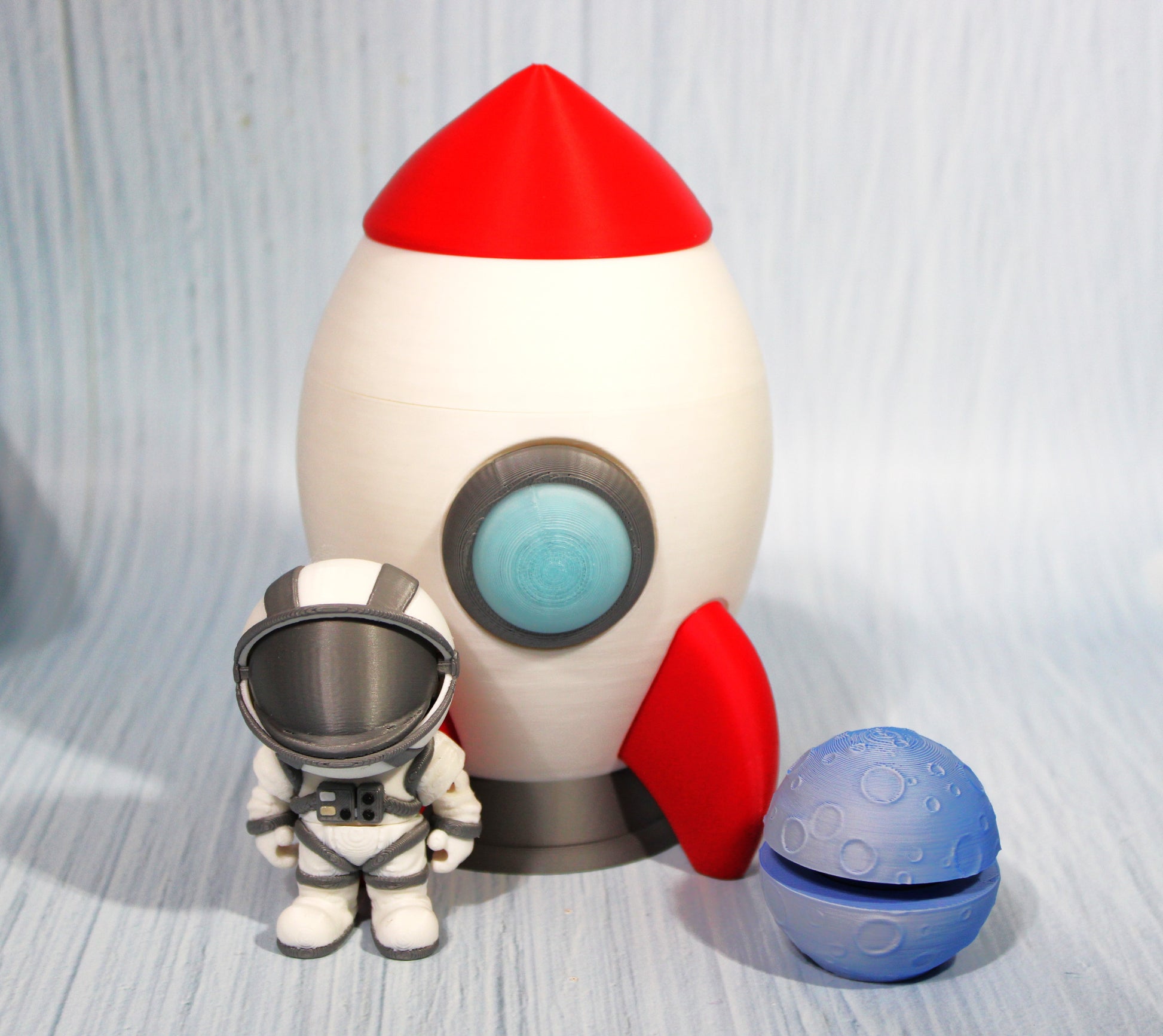 3D-printed Astronaut and Spaceship container with moon clicker - Wonderland 3D Printing 