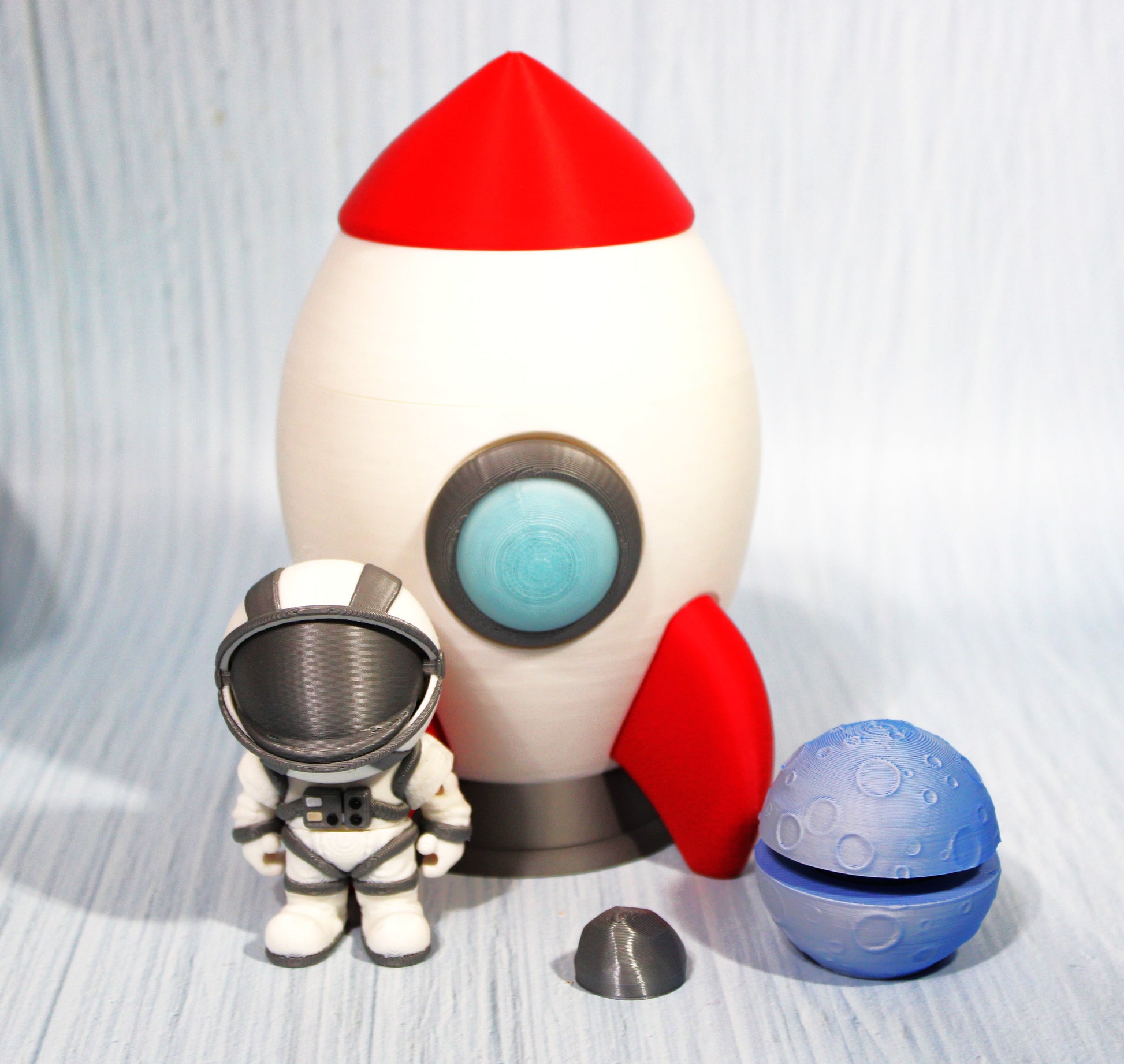 3D-printed Astronaut and Spaceship container with moon clicker - Wonderland 3D Printing 