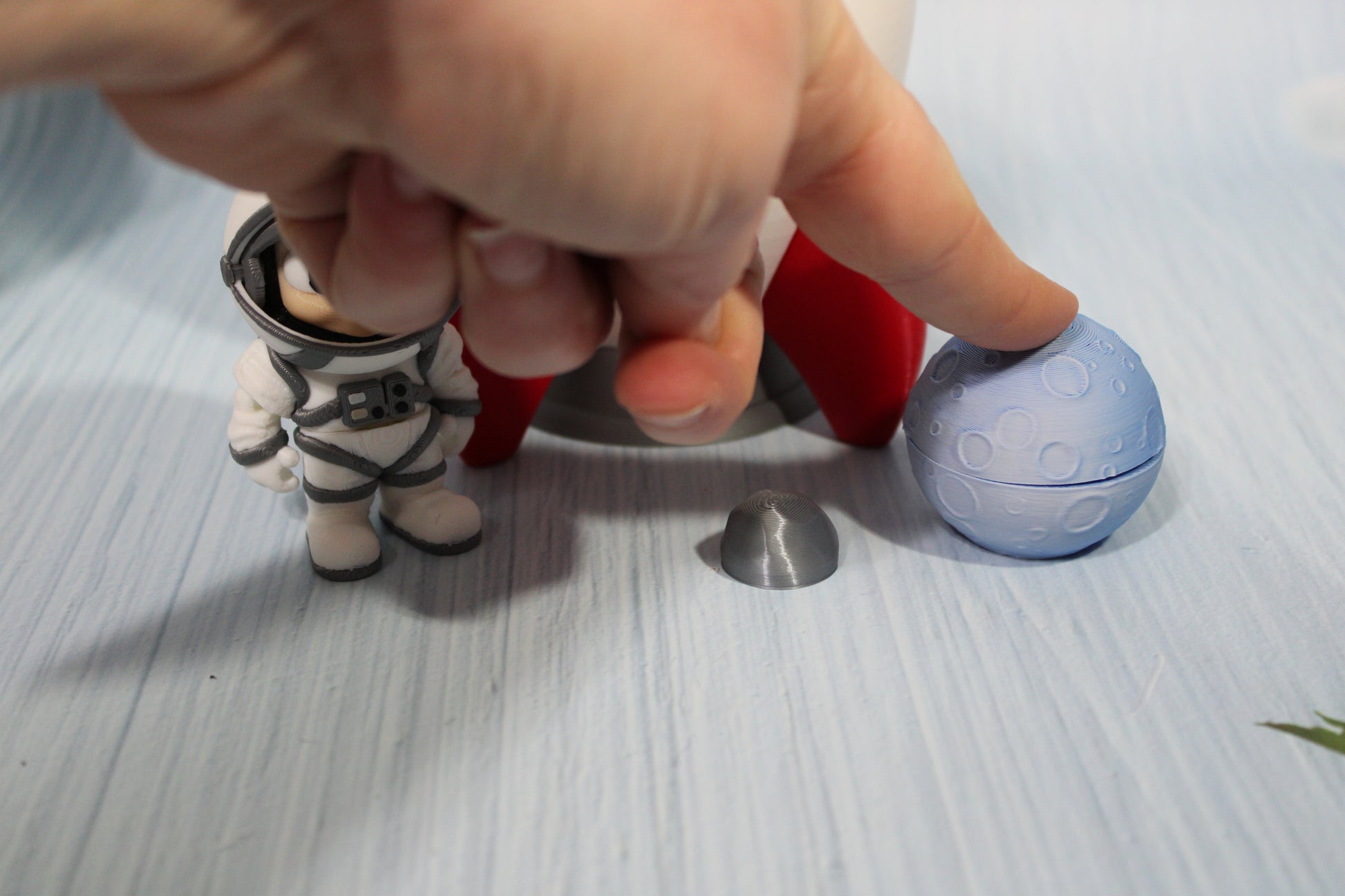 3D-printed Astronaut and Spaceship container with moon clicker - Wonderland 3D Printing 