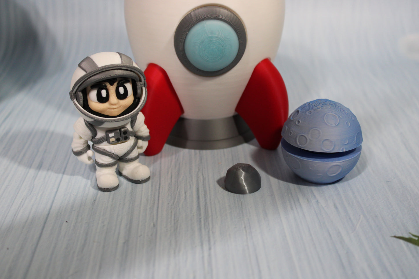 3D-printed Astronaut and Spaceship container with moon clicker - Wonderland 3D Printing 