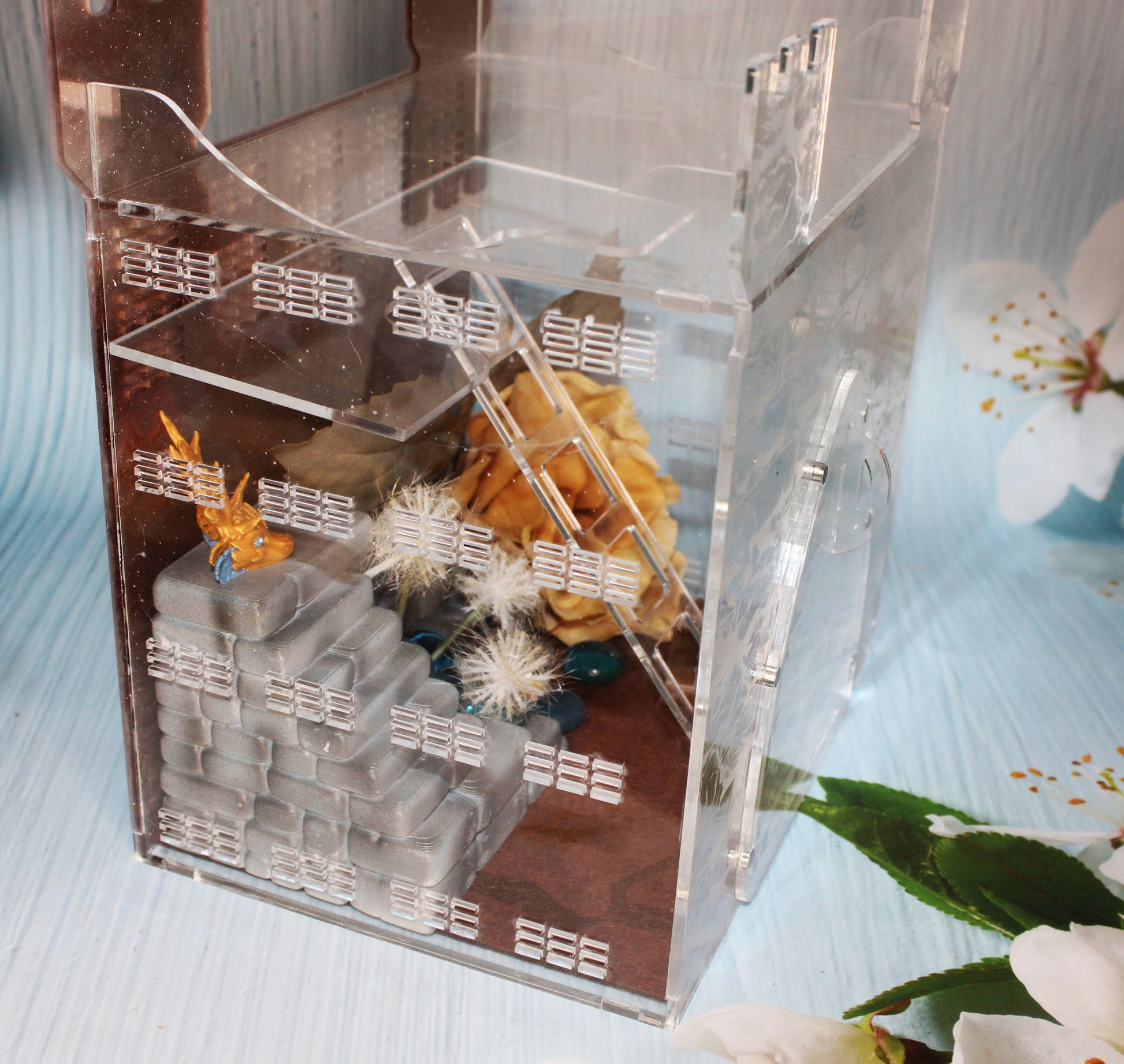 Fully Decorated Custom Jumping Spider Enclosure Castle 9x8x6" - Wonderland 3D Printing 