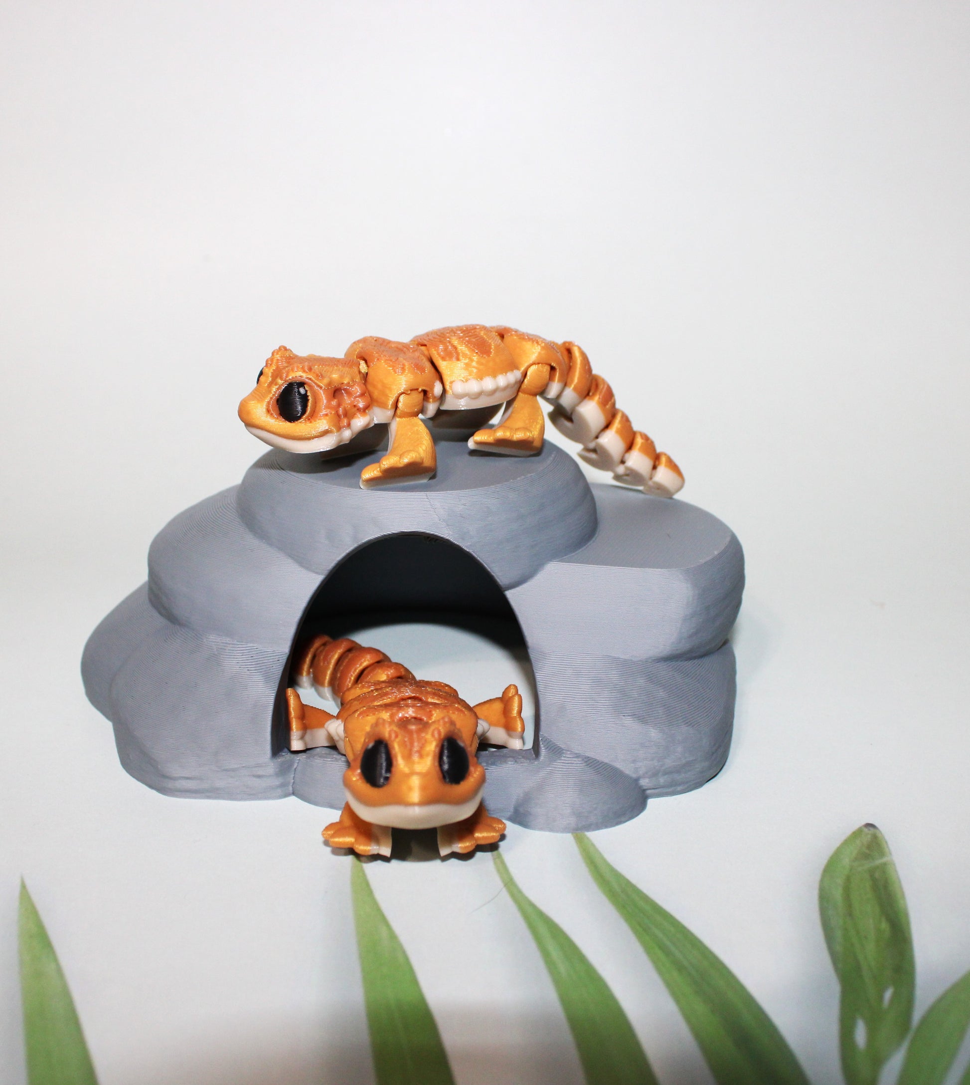 Bearded Dragon with Heat Rock  3D Printed Articulated Flexi Figurine-Includes 2 bearded dragons - Wonderland 3D Printing 